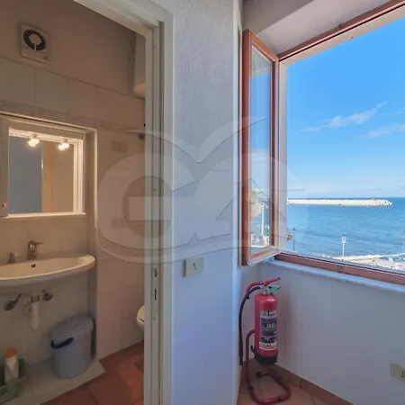 Casa Vittoria Sul Lungomare - Goelba アパート