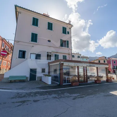 Casa Vittoria Sul Lungomare - Goelba * مارتْشانا مارينا