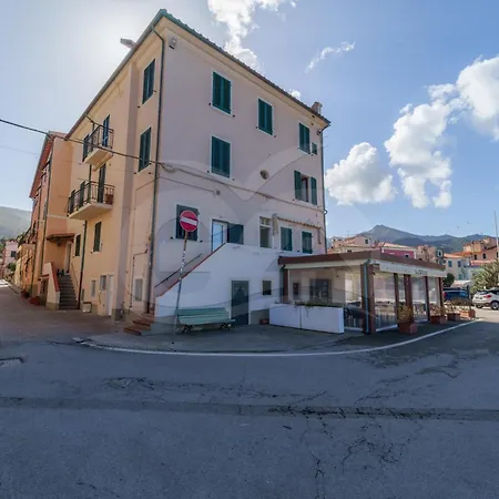 Casa Vittoria Sul Lungomare - Goelba Apartment